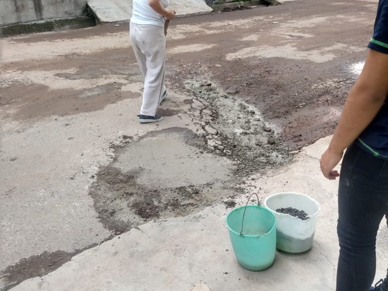 A falta de bacheo, vecinos de Chachapa rellenan los desperfectos