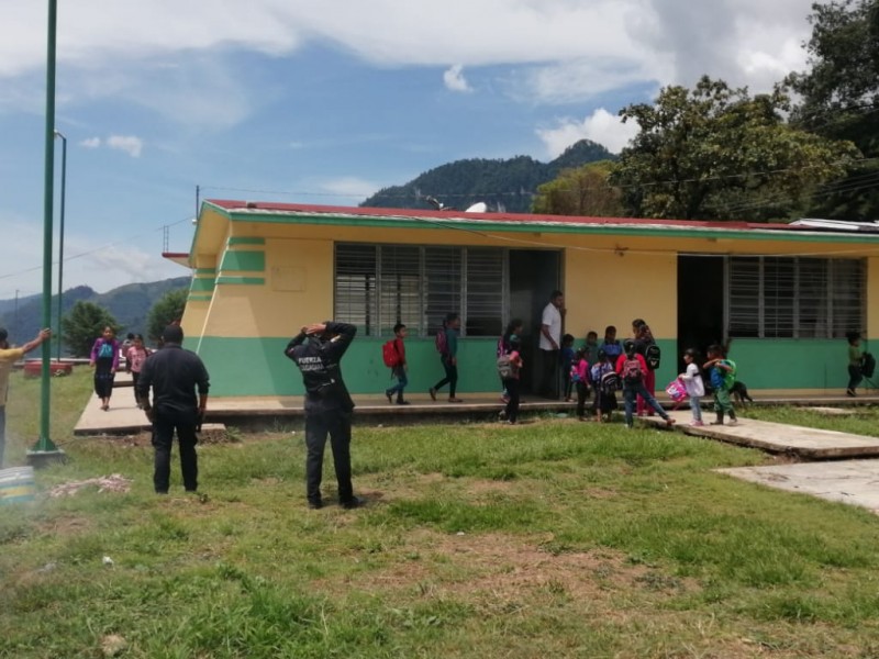 Retornan a la escuela niños desplazados de Chenalhó