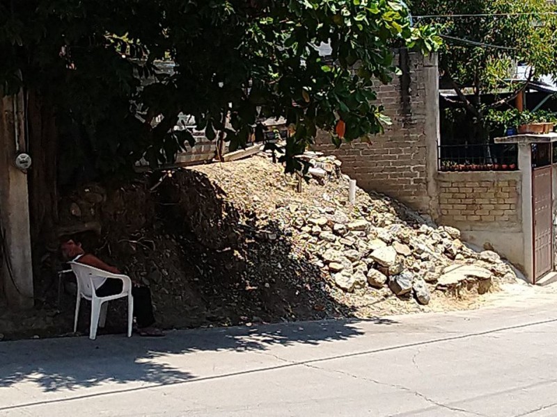 A la sombra de árboles, vecinos se resguardan del calor