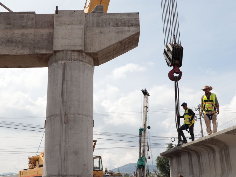 A marcha forzada trabajo en puente elevado en Siervo
