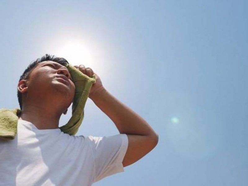 A mediodía la hora más riesgosa para tomar el sol