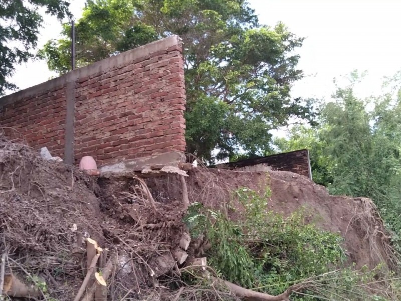 A orillas del Río Sinaloa temen por deslaves en casas