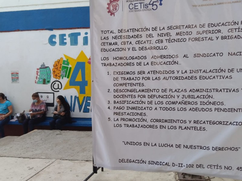 A paro, trabajadores del CETis y CETmar en Zihuatanejo