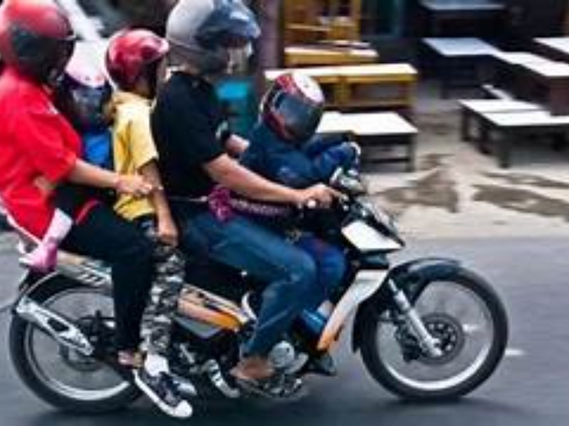 A partir de mañana sanción llevar menores en moto