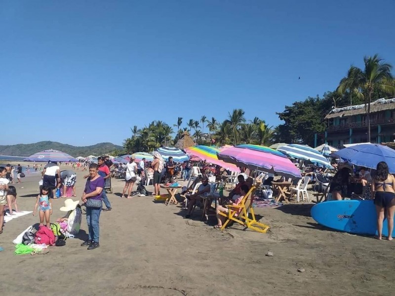 A pesar de estar en rojo, nayaritas abarrotan playas