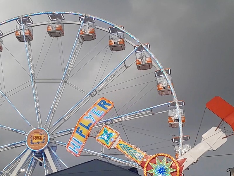 A pesar de precios y clima, zacatecanos disfrutan de la feria.