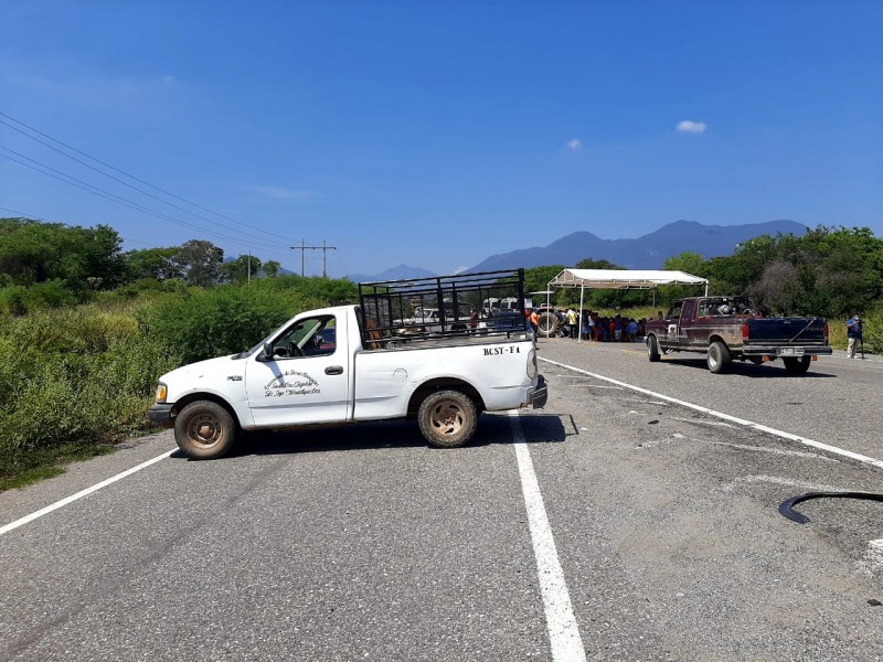 A pesar de semáforo naranja, comuneros bloquean carretera en Tehuantepec