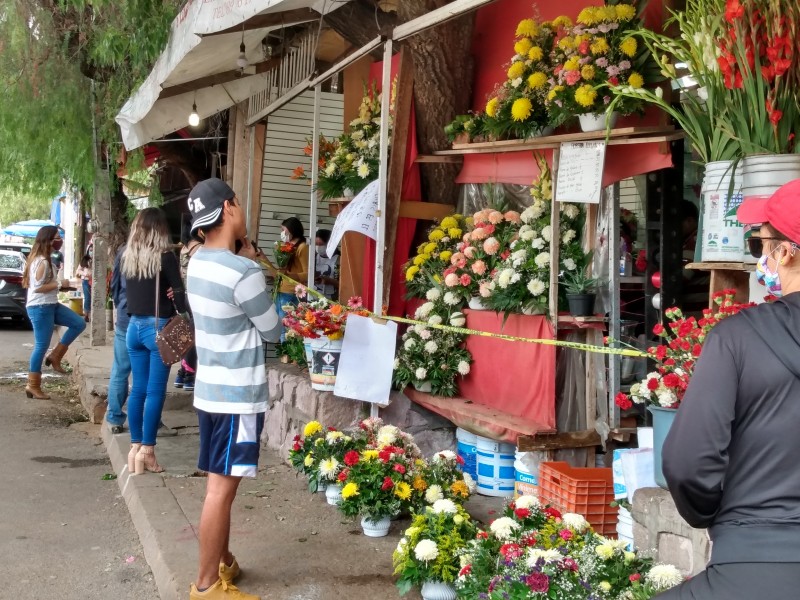 A pesar del #QuedateEnCasa zacatecanos llenan florerías
