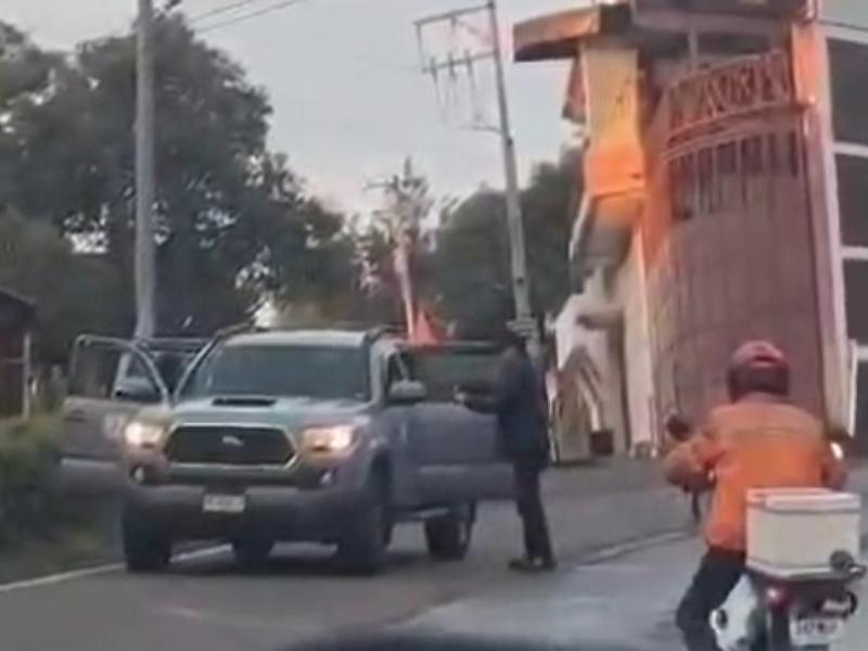 A punta de pistola roban camioneta en Uruapan