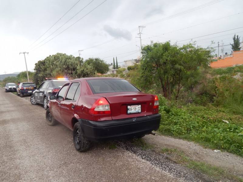 A punto auto de caer al dren