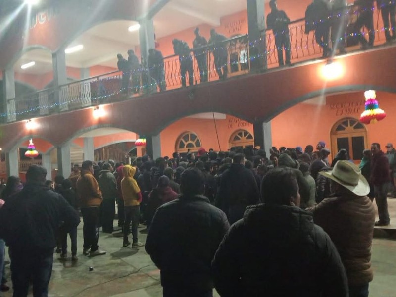 A punto de ser linchado vendedor de libros en Coxolico