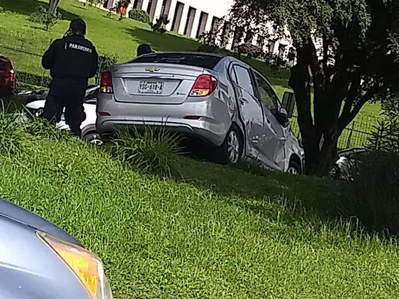 A punto de volcar vehículo frente al Congreso del Estado