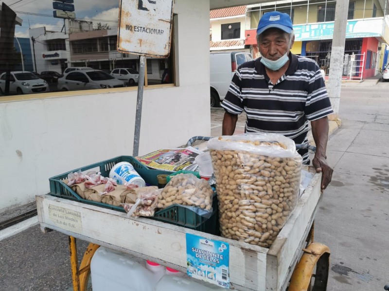 A sus 77 años, Don Ernesto sigue trabajando en pandemia