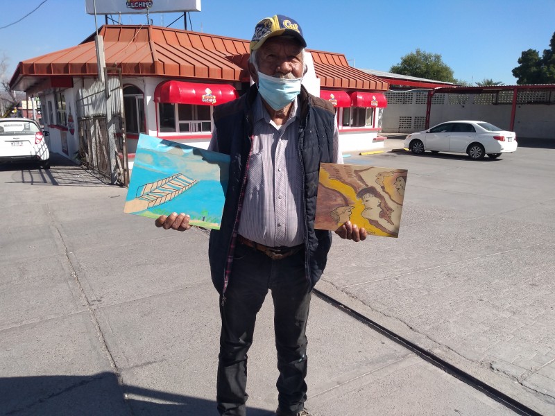 A sus 81 años, vende pinturas para mantenerse