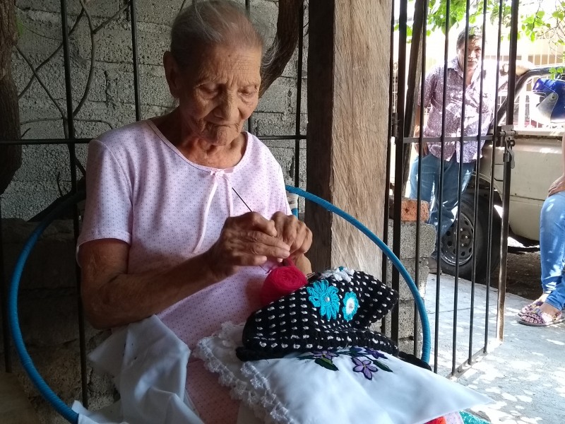 A sus 95 años borda para su sustento