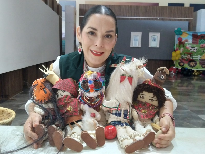 A través de muñecos artesanales Karla Montiel promueve la Cultura