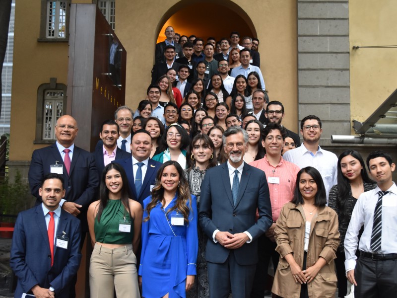 Abandera JuventudEsGTO a jóvenes que estudiarán su maestría en Francia