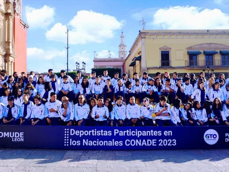 Abanderan a deportistas leoneses que participarán en Juegos Nacionales