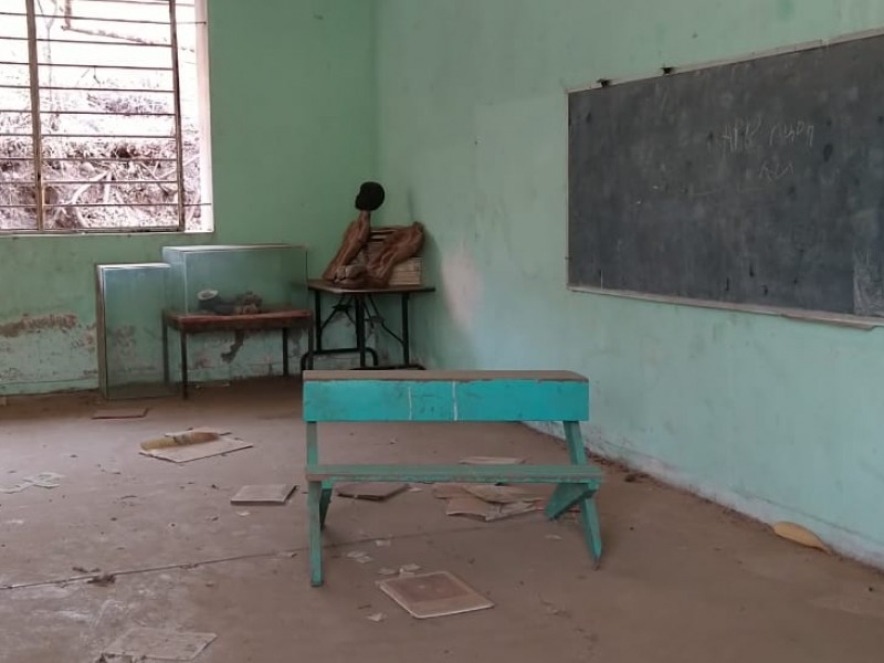 Abandonada y sin maestro, una escuela en La Perica