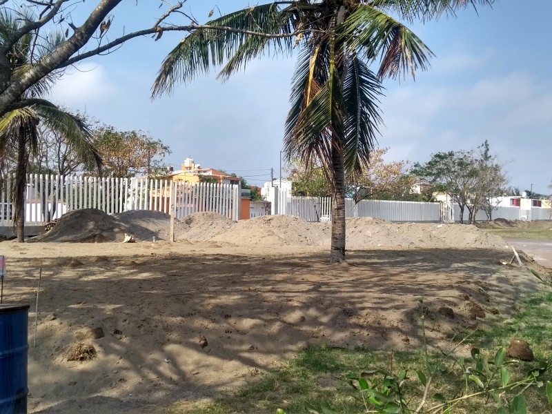 Abandonada remodelación en Laguna del Encanto