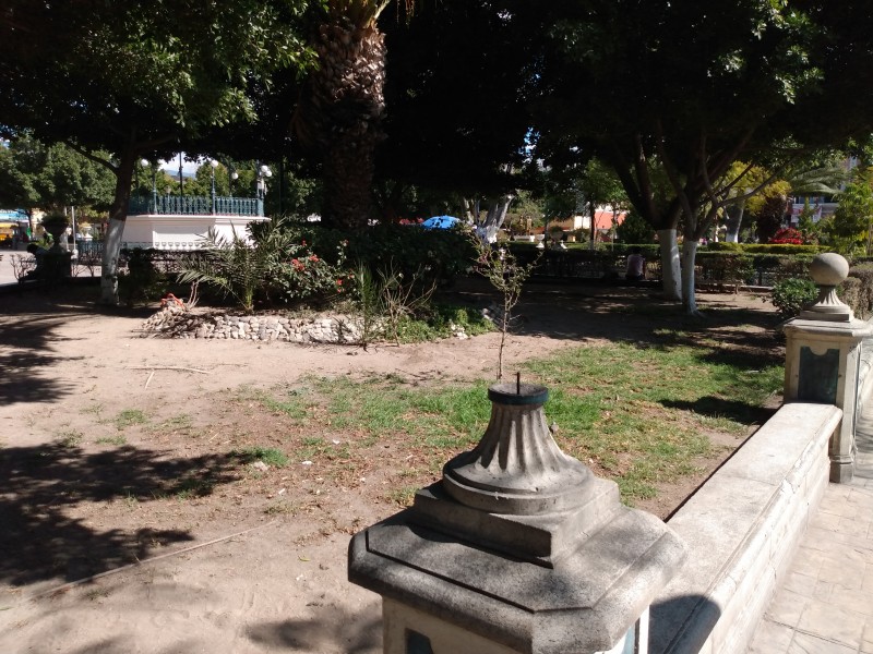 Abandonado y sucio el parque central de Tehuacán