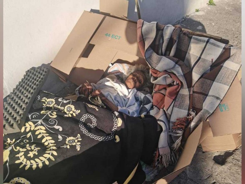 Abandonan a abuelita dentro de cajas de cartón en Puebla
