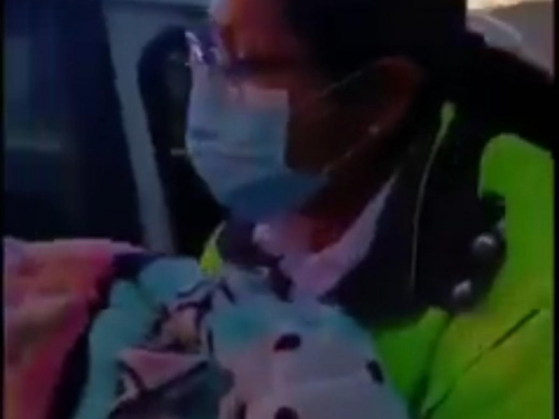 (VIDEO)Abandonan a bebé dentro de camioneta en Central de Abasto