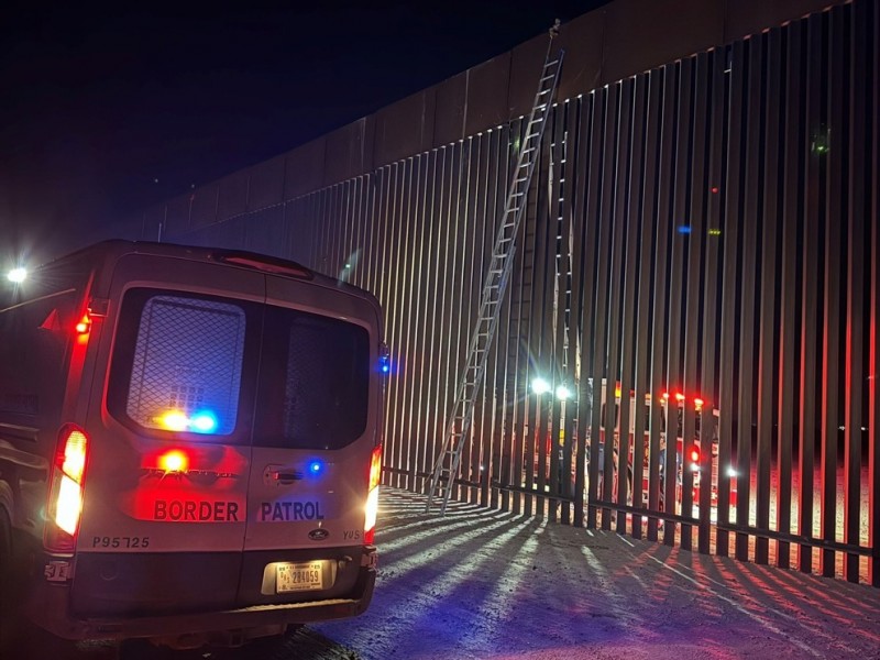 Abandonan a mujer embarazada en lo alto del muro