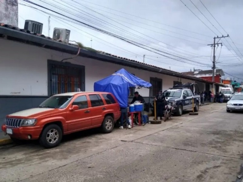 Abandonan a mujer sin vida frente a hospital en Coatepec