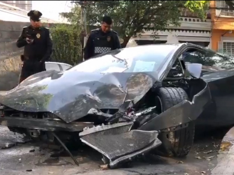 Abandonan auto de lujo chocado en colonia Roma