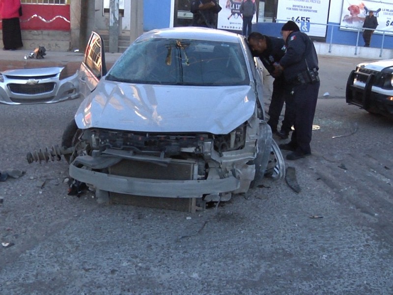 Abandonan auto tras choque en avenida tecnológico