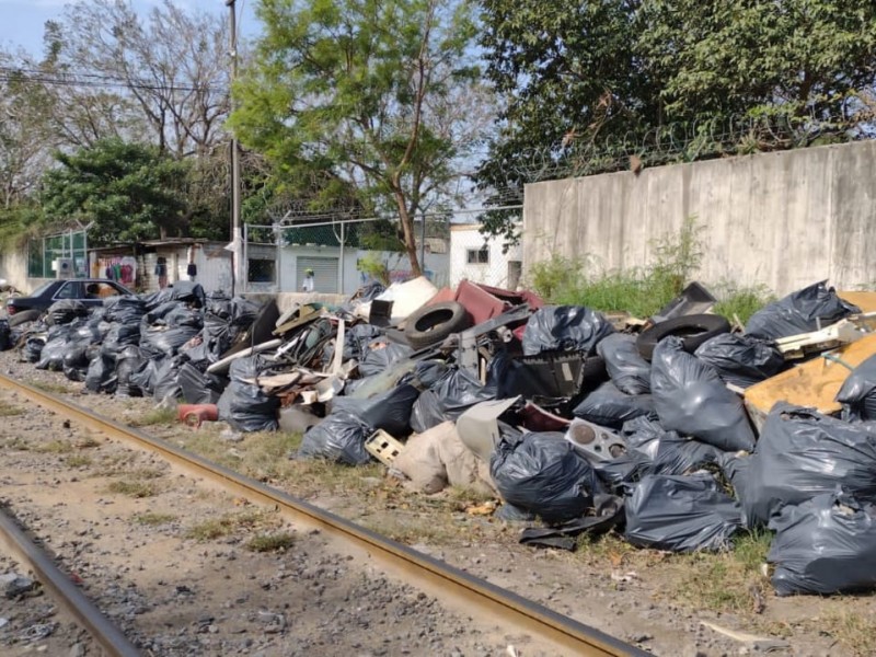 Abandonan basura en las vías del tren en Veracruz