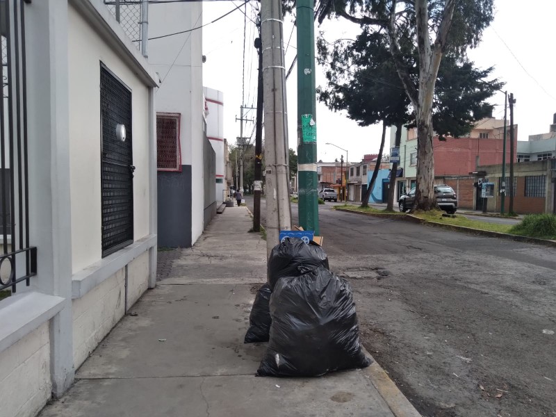 Abandonan bolsas de basura en la vía pública en Toluca