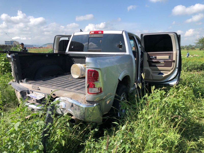 Abandonan camioneta con cartuchos y poncha llantas