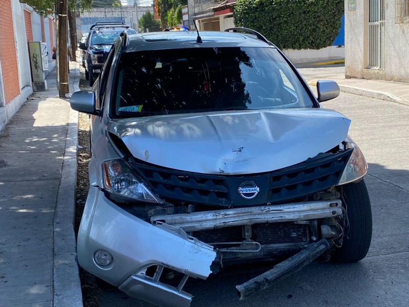 Abandonan camioneta en Los Alcanfores tras riña y dañan autos