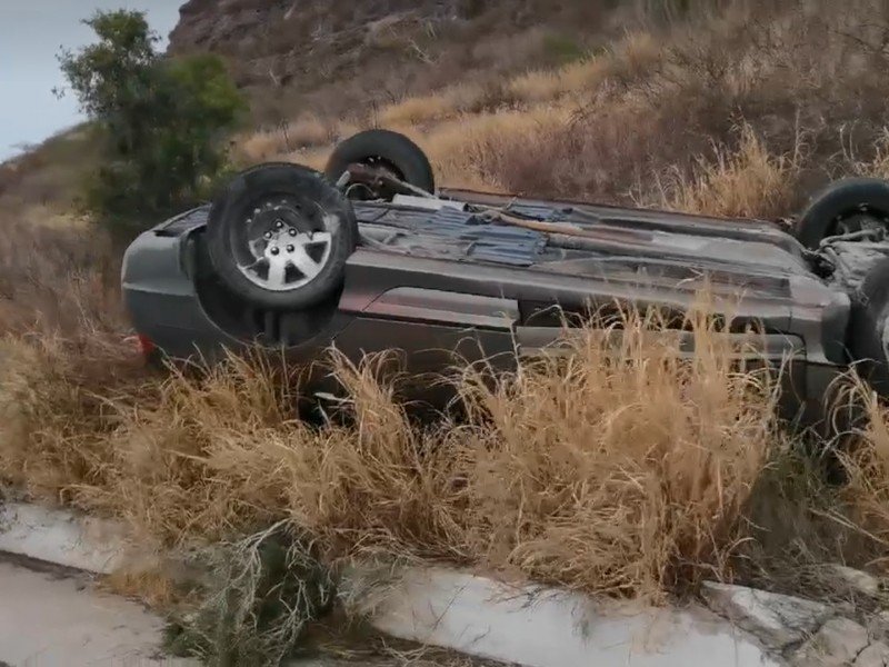 Abandonan carro después de volcarse camino al delfinario