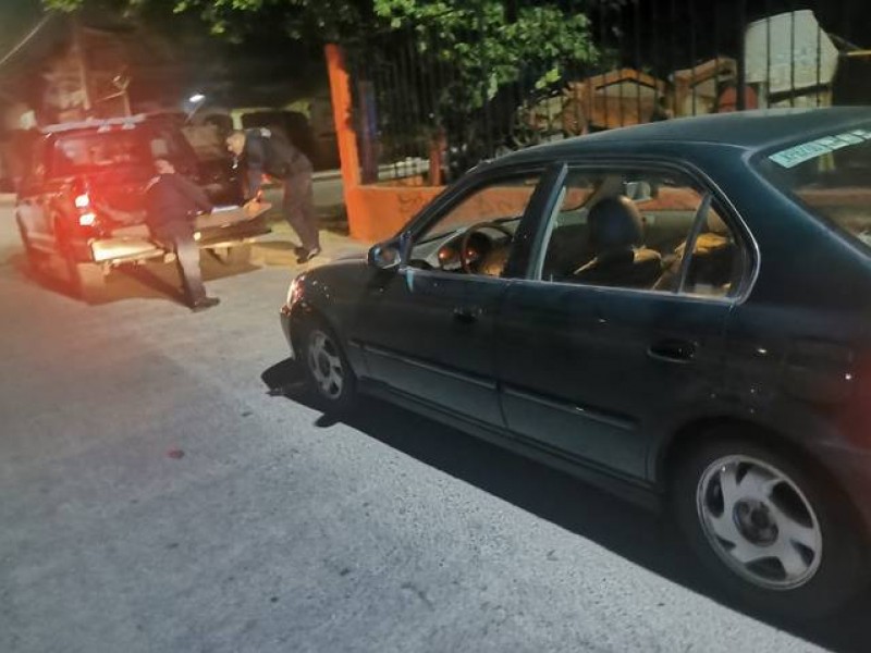 Abandonan cuerpo dentro de un auto en colonia El Carmen