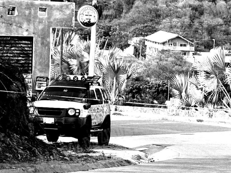Abandonan cuerpo envuelto en bolsas en periferia de Zihuatanejo