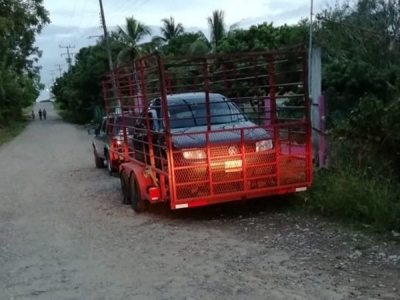 Abandonan dos vehículos en comunidad Buenos Aires