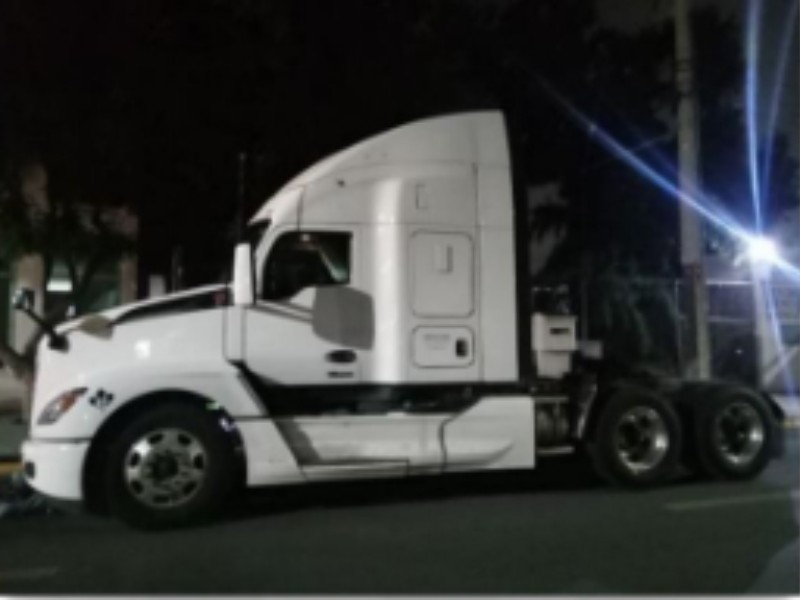  Abandonan en Tehuacán tráiler robado en Veracruz