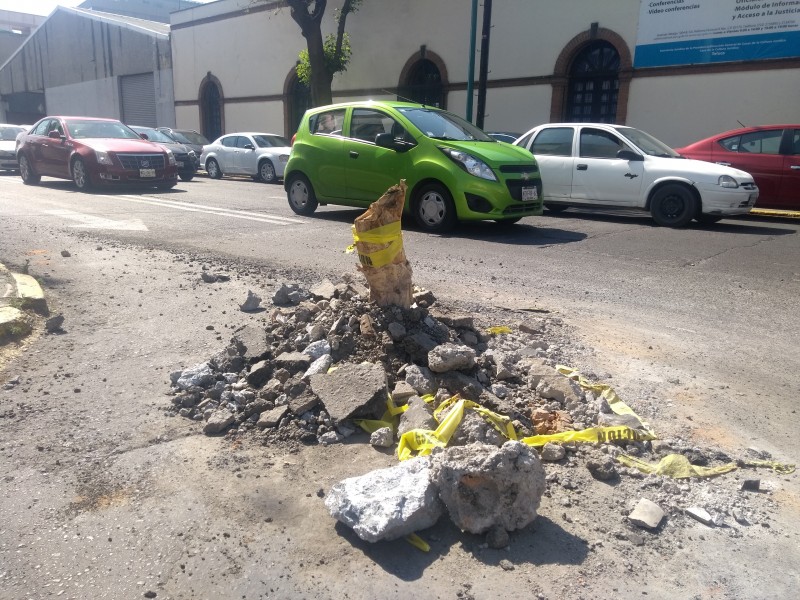 Abandonan escombro en pleno paso vehicular