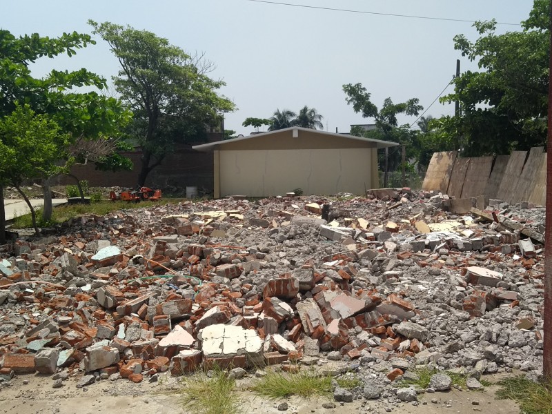 Abandonan la reconstrucción de la escuela Juchitán