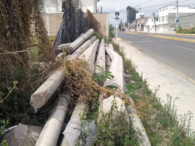 Abandonan postes de luz en San Mateo Atenco