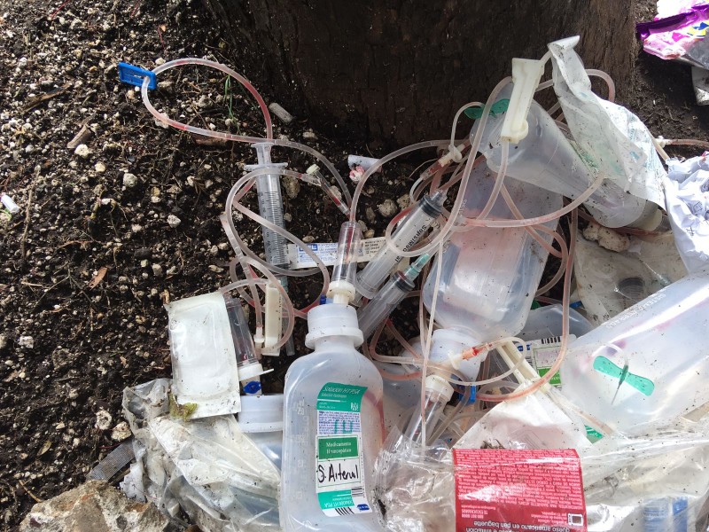 Abandonan residuos médicos sobre 20 de noviembre en Xalapa