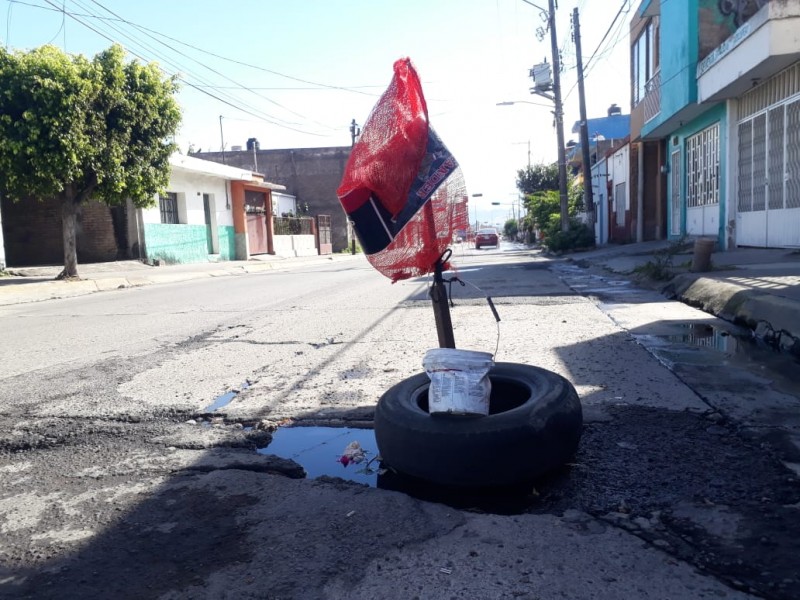 Abandonan sus hogares por bache en Avenida Victoria