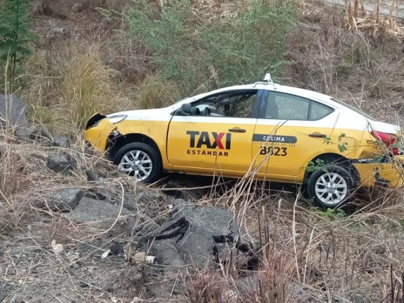 Abandonan taxi accidentado en carretera Colima-Jiquilpan