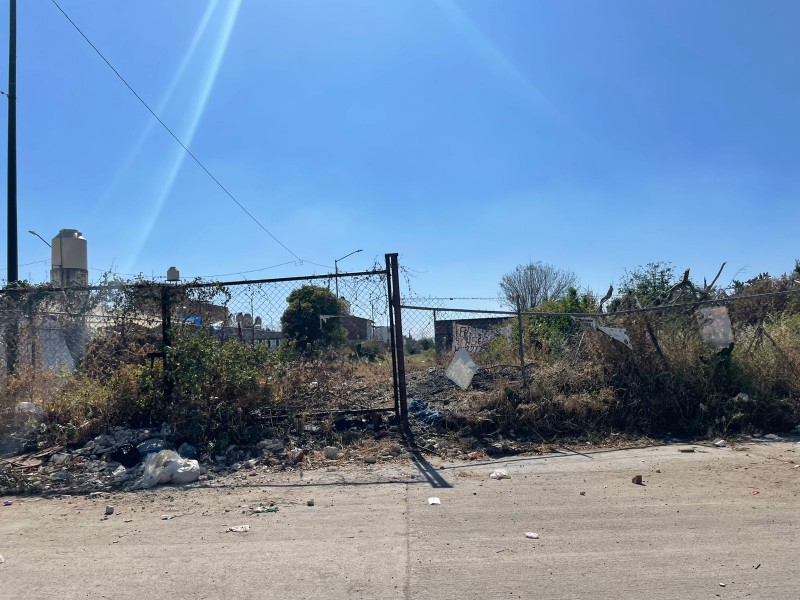 Abandonan terreno donado; está lleno de basura