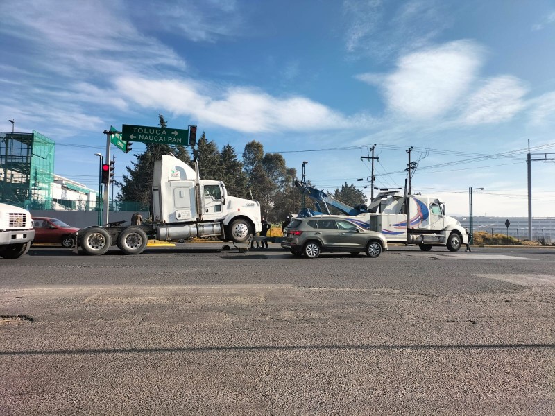 Abandonan tráiler en bulevar aeropuerto