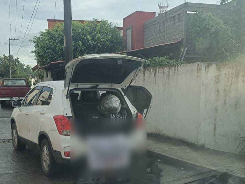 Abandonan vehículo con restos humanos en Cerro Azul