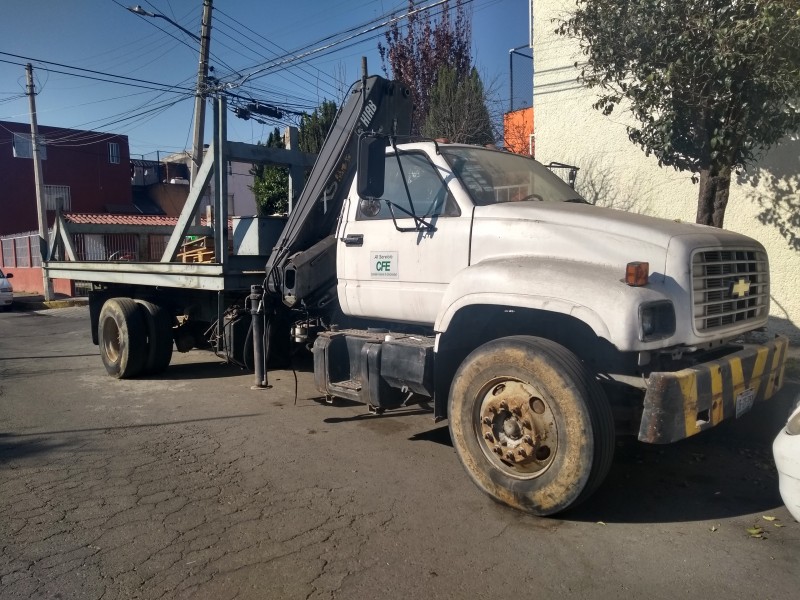 Abandonan vehículo de la CFE en Metepec